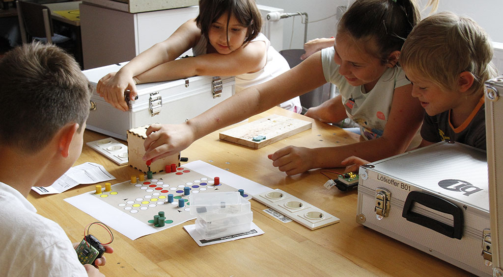 Brettspiel mit elektronischem Würfel